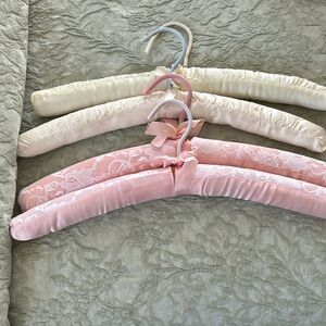 Set of 4 padded hangers